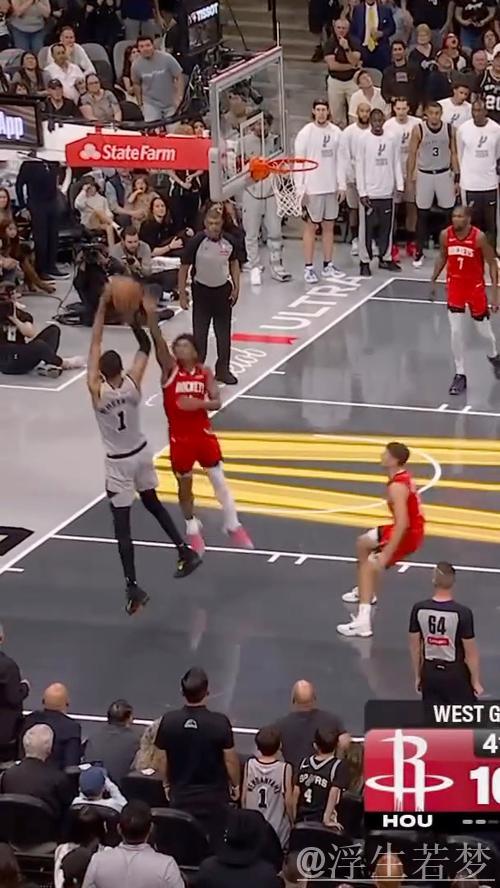 文班亚马右侧转身后仰倒地投篮命中 文班亚马右侧转身后仰倒地投篮命中